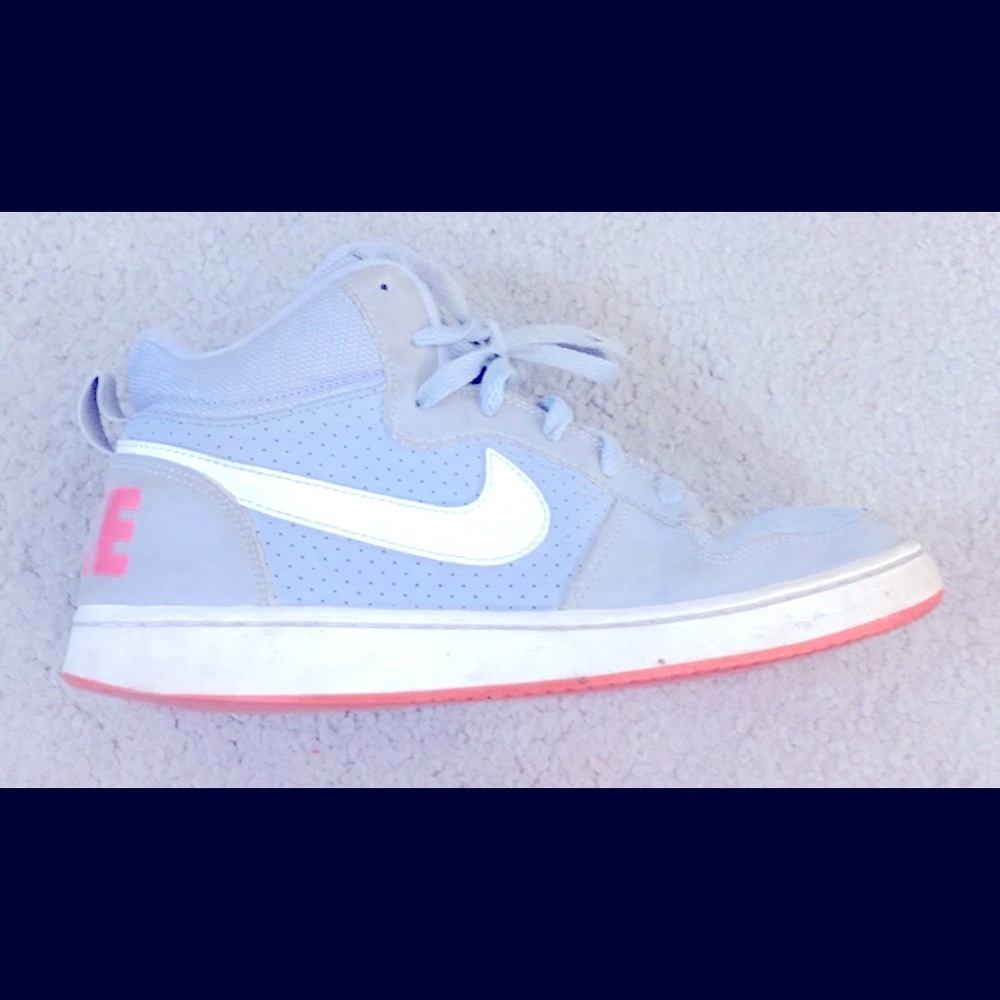💕Nike girls gray leather shoes sz 6.5 Y awesome💕